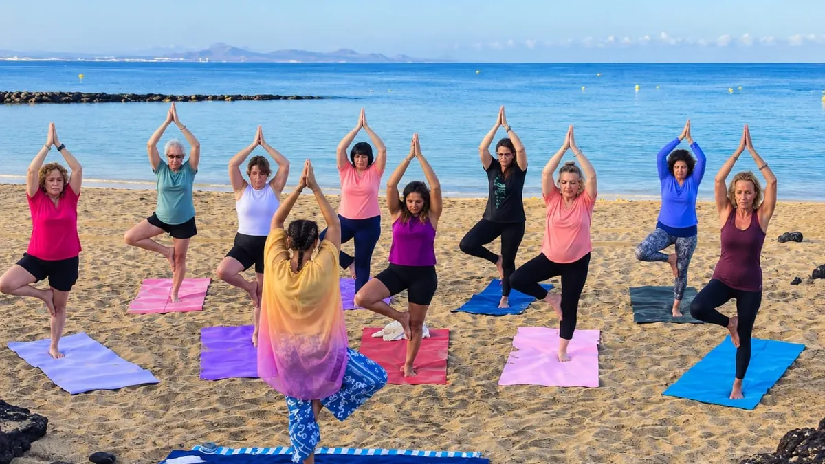 Clase de Bhakti Yoga en la playa de Playa Blanca